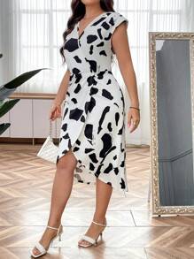 SHEIN Clasi Váy mùa hè có cổ chữ V cỡ lớn in đầy đủ viền bất đối xứng - Đen và trắng - Xem 3