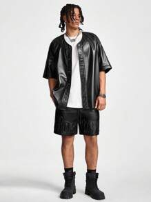 Manfinity RebelGame Quần short da PU dáng rộng thoải mái cho nam, có túi in chữ "Rave I My Boyfriend" - màu đen - Xem 3