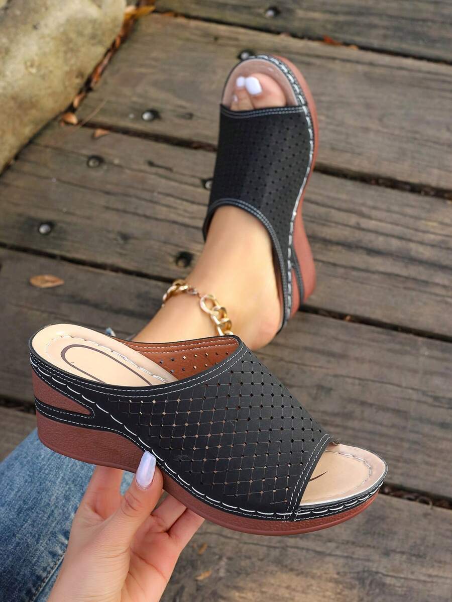 Giày sandal đế xuồng thoáng khí thời trang với thiết kế khoét rỗng, gót cao 7cm thoải mái và nhẹ nhàng dành cho nữ, phù hợp với trang phục mùa xuân hè.
