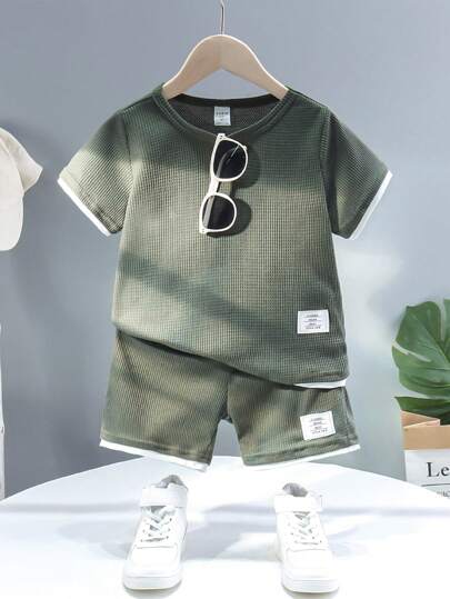 SHEIN X JIMENA & MATEO Young Boy Casual Sports College Street Style Adorable Holiday Military Green & White Contrast Waffle Pattern T-Shirt And Shorts Set, Suitable For Daily Wear, School, Travel, Sport, Spring/Summer