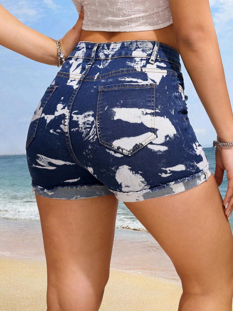 Women Fashionable Slim Fit Distressed Denim Shorts With Grinding Fringe