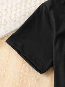 Koszulka dla młodej dziewczyny z prostym nadrukiem liter i szortami z paskiem 2 szt./zestaw