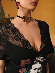 Frida Kahlo X SHEIN Plus Size Inspired Floral Portrait Print Lace Patchwork Short Sleeve Slim Fit T-Shirt For Summer