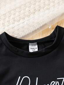 Koszulka dla młodej dziewczyny z prostym nadrukiem liter i szortami z paskiem 2 szt./zestaw