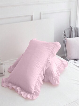 1個粉色可愛的床上用枕套，帶有褶邊邊緣