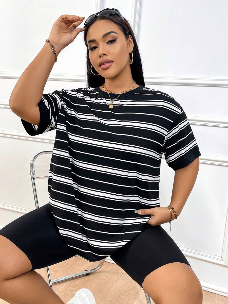 SHEIN EZwear Áo thun dài rộng vai trễ vai kẻ sọc đen trắng cỡ lớn dành cho nữ có họa tiết thể thao, trang phục thường ngày, từ mùa hè đến đầu mùa thu - Đen và trắng - Xem 1