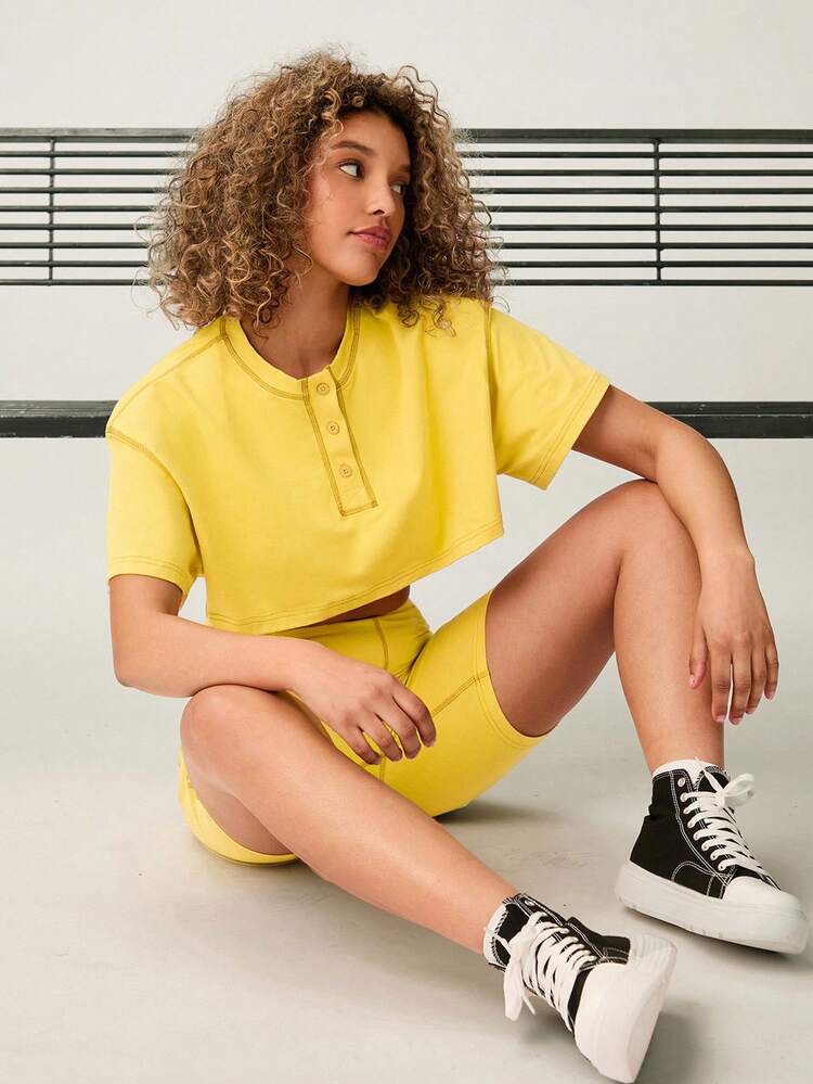 Summer Round Collar Sport Crop Top & Tight Shorts Set, Casual Sports Outfit