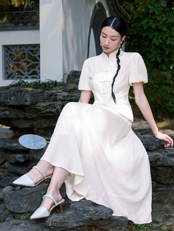 EastFlair Nuevo estilo chino de vacaciones informales con la parte superior del cheongsam de mangas de burbuja, botones de nudo tradicionales y falda acampanada, traje nacional con tejido de jacquard de punto y pliegues