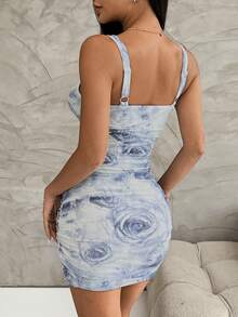 SHEIN Privé Vestido curto assimétrico com decote e estampa floral azul e branca, com pregas e franzidos, vestido de modelo colado, vestido de praia feminino, tecido de alta elasticidade, adequado para uso diário, trabalho, férias, festa e encontros - Azul e Branco - Visão 2