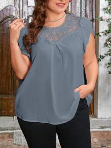 SHEIN Clasi Blusa elegante y holgada de talla grande para mujer con parche de pétalos de encaje y manga corta para verano - Celeste - Ver 3