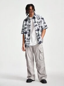 Manfinity NXTstreet Chemise décontractée d'été pour homme à manches courtes et ample avec imprimés de slogan - Noir et Blanc - Voir 4