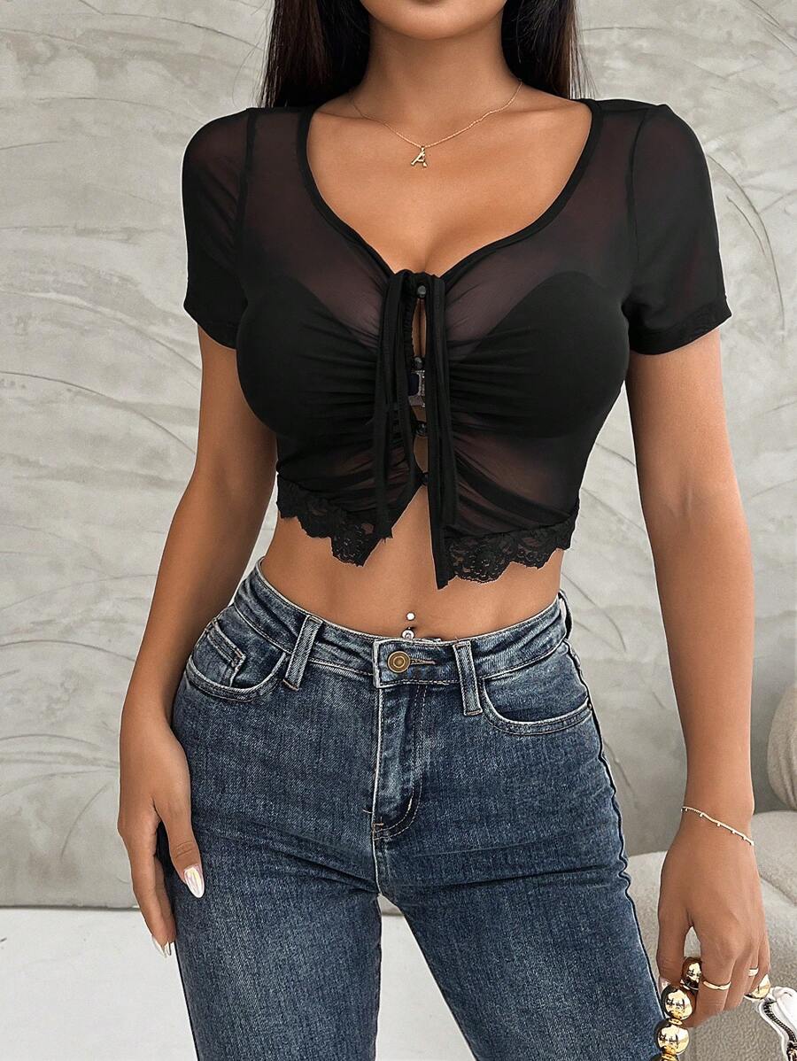 SHEIN Privé 女士蕾丝与网眼撞色短袖 T 恤，配有收缩褶皱、腰带和透明下摆 - 黑色 - 查看 1