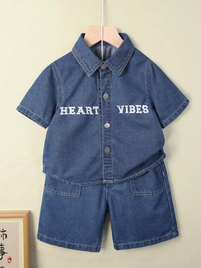 年輕男孩中藍色繡花牛仔短袖襯衫和短褲套裝