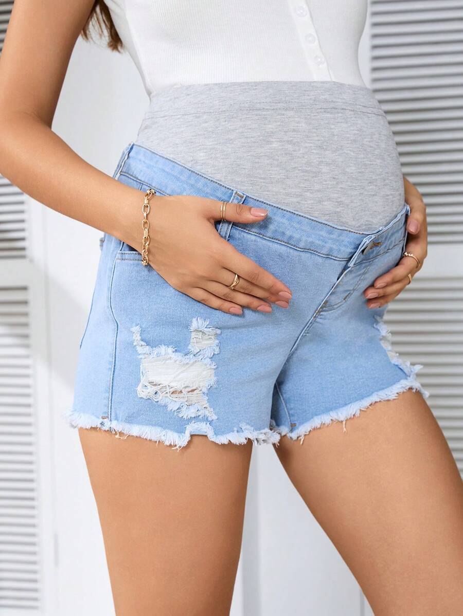 SHEIN Shorts de maternidad de mezclilla de cintura alta con bloque de color y dobladillo deshilachado para uso casual y de vacaciones - Lavado ligero - Ver 1