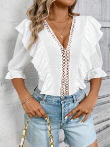 SHEIN Clasi Haut élégant pour femmes avec encolure en V, garniture à volants et incrustation de dentelle