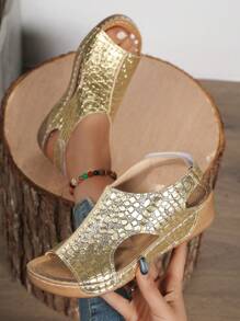 Sandalias de cuña para mujer con suela gruesa y vaciado en superficie brillante, cierre de gancho y bucle