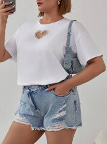 RueChic Camiseta de talla grande de algodón con corte de corazón de pedrería de Cottnline