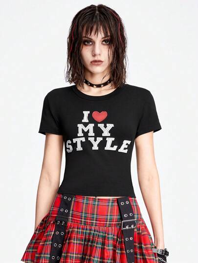Grunge Punk Camiseta de mujer ajustada y versátil con bloqueo de color, parche estampado y eslogan en estilo punk y de moda callejera
