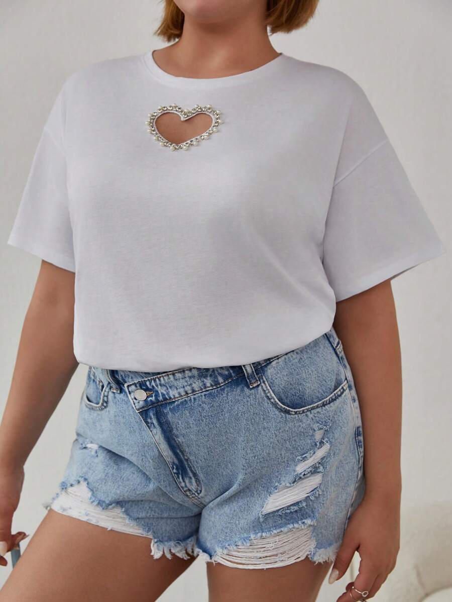 RueChic Camiseta de talla grande de algodón con corte de corazón de pedrería de Cottnline