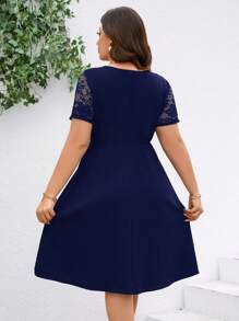 SHEIN Clasi Vestido elegante de verano para mujeres de talla grande con parches de encaje de unicolor, cuello redondo y mangas cortas - Azul Marino - Ver 2