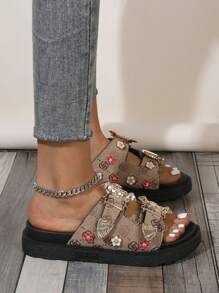 Mẫu sandal đế xuồng thời trang và thoải mái mới về dành cho nữ, với hai quai, khóa hình con dơi màu vàng và khóa họa tiết hoa, mũi tròn, hở mũi và kiểu dáng xỏ chân tiện lợi, thích hợp cho trang phục mùa xuân hè. - màu nâu - Xem 4