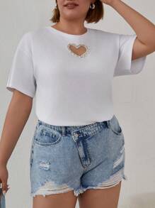 RueChic Camiseta de talla grande de algodón con corte de corazón de pedrería de Cottnline