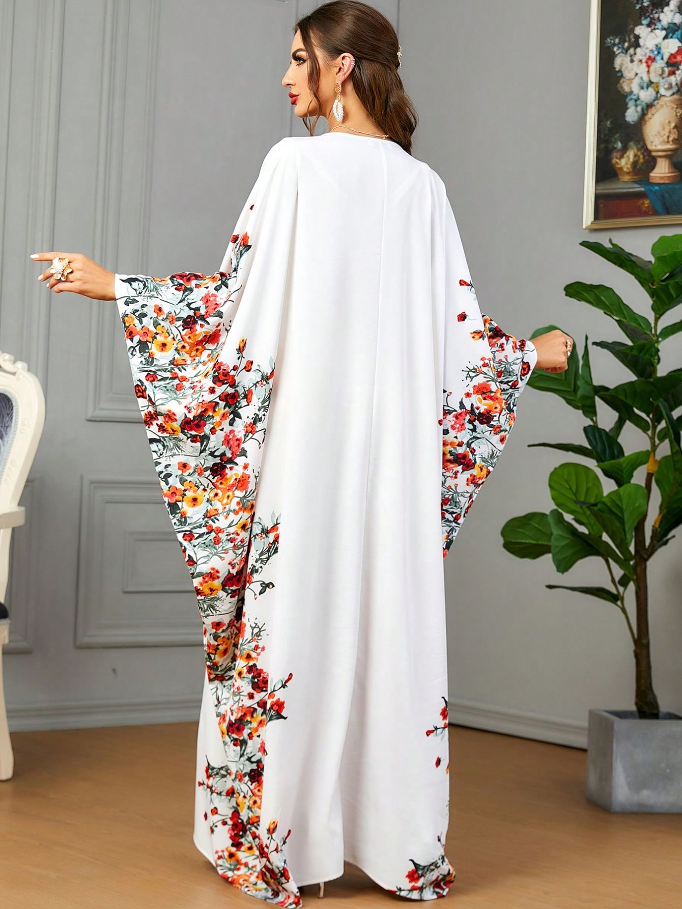 فستان عباية أبيض طويل بأكمام خفاش مطبوع بزهور كبير...