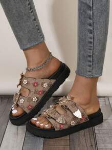 Mẫu sandal đế xuồng thời trang và thoải mái mới về dành cho nữ, với hai quai, khóa hình con dơi màu vàng và khóa họa tiết hoa, mũi tròn, hở mũi và kiểu dáng xỏ chân tiện lợi, thích hợp cho trang phục mùa xuân hè. - màu nâu - Xem 3
