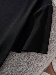 SHEIN Tween-Jungen Set mit einfachem weißen T-Shirt mit kurzen Ärmeln und Shorts mit Sportwagenmuster für den Sommer geeignet