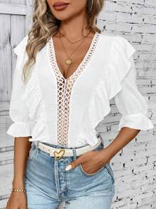 SHEIN Clasi Haut élégant pour femmes avec encolure en V, garniture à volants et incrustation de dentelle