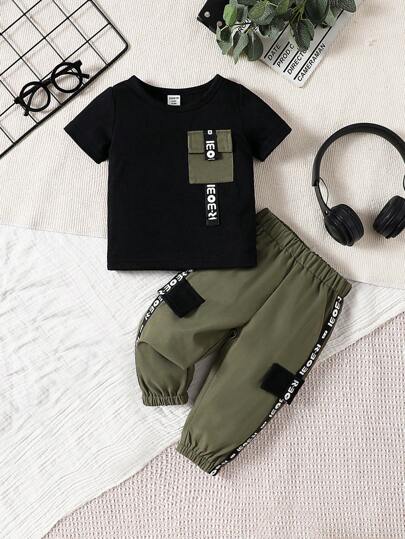 寶寶男孩春夏季休閒短袖T卹，附有印花口袋和字母編織膠帶細節，以及貨運褲套裝