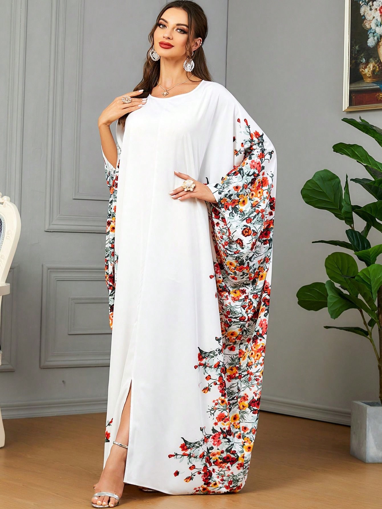 فستان عباية أبيض طويل بأكمام خفاش مطبوع بزهور كبير...