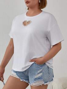 RueChic Camiseta de talla grande de algodón con corte de corazón de pedrería de Cottnline