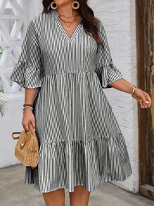 SHEIN Clasi Vestido estampado a rayas de talla grande con escote de corte y dobladillo con volantes para el verano - Negro - Ver 1