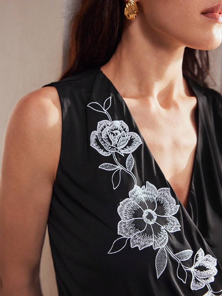 MOTF Classy Top de cuello cruzado con bordado de diseño floral en la parte delantera