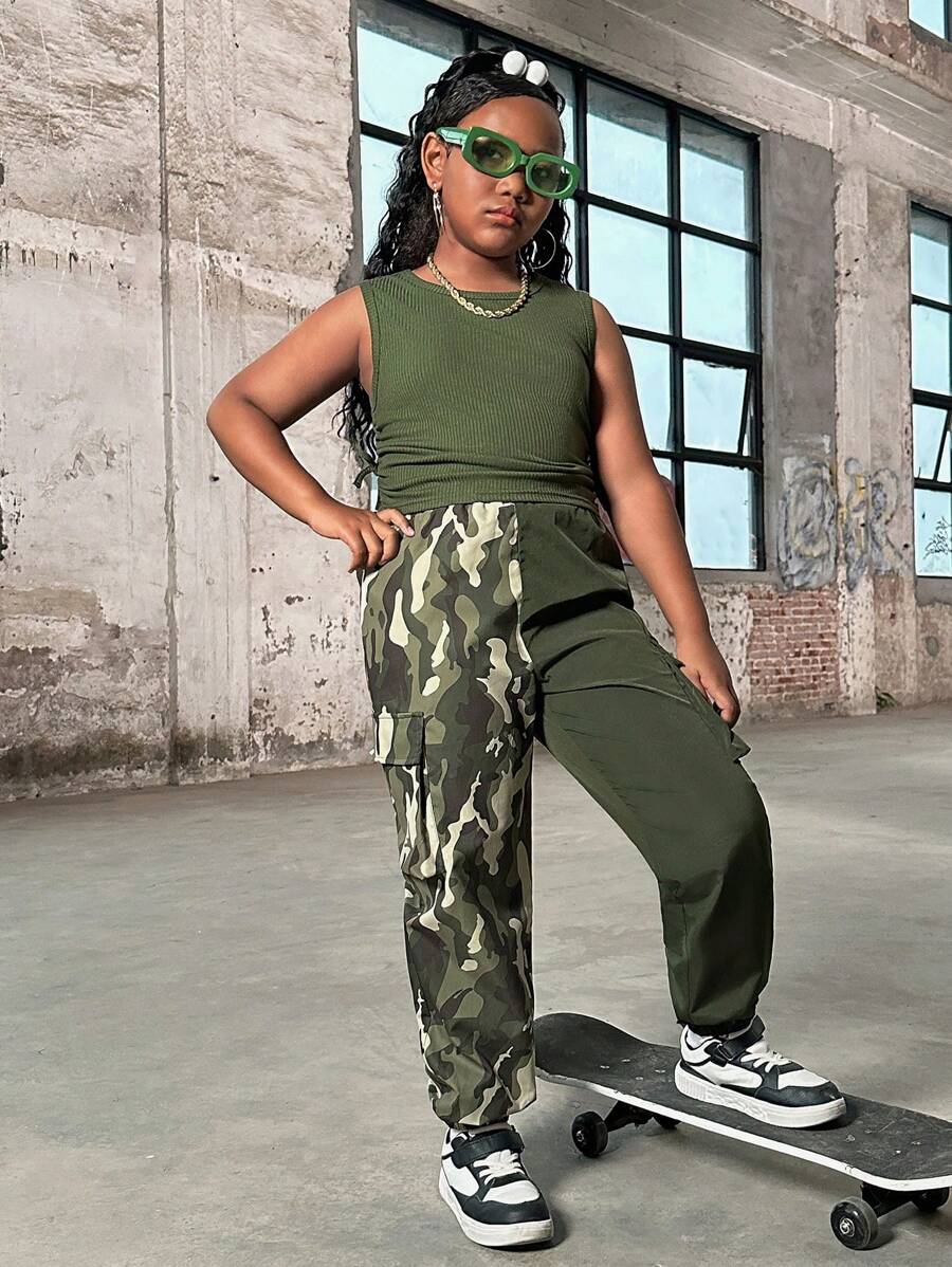 SHEIN Conjunto de colete sem mangas de malha sólida e calças com punho de patchwork de camuflagem e cor sólida, estilo casual de rua de primavera/verão em tamanho estendido para meninas pré-adolescentes - Verde de Exercício - Ver 1