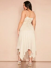 SHEIN BAE 大尺碼女裝不對稱衣擺襯波浪紋吊帶連衣裙，綁帶細節，裂縫式衣擺