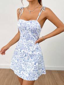 SHEIN PETITE Vestido de verano corto con tirantes, dobladillo dividido atado y detalles fruncidos con estampado floral delicado - Celeste - Ver 6