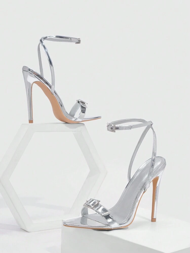 Zapatos De Mujer - Moda San Valentín, Zapatos De Tacón Alto Plateados Con Hebilla Y Pedrería En Forma De Corazón