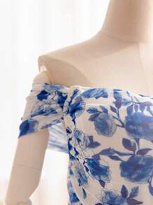 Soleia 加大尺碼女裝藍白色印花露肩上衣，帶有褶邊設計的下擺 - 藍白色 - 查看 4