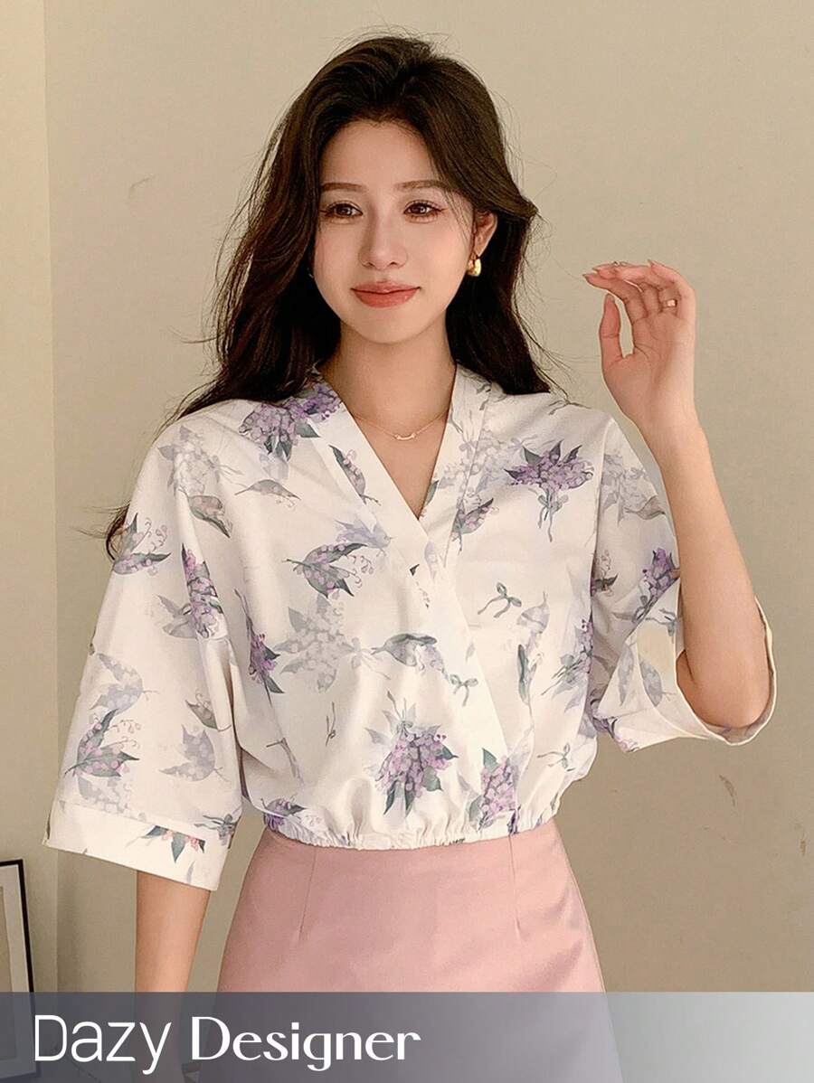 Dazy Designer Áo kiểu ngắn tay cổ chữ V in hoa cho nữ - Nhiều màu - Xem 1