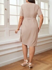 SHEIN Privé Mujeres de talla grande Vestido elegante con lazo lateral, cuello en V, mangas cortas y longitud hasta la rodilla. Perfecto para una cita romántica el día de San Valentín o como vestido de invitada de boda - Albaricoque - Ver 2