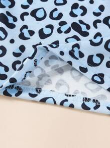Conjunto de tres piezas informal y veraniego para niña, con estampado de leopardo de gato lindo y cuello redondo