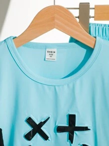 SHEIN 4 sztuki/zestaw T-shirt dla młodych chłopców na co dzień 3D ze wzorem uśmiechniętej twarzy, szorty w jednolitym kolorze, torba ze wzorem uśmiechniętej twarzy i wszechstronna czapka, idealna na co dzień, do szkoły i na zajęcia na świeżym powietrzu, wiosną i latem