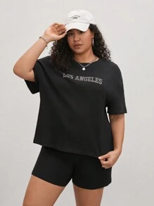 SHEIN EZwear مجموعة نسائية بمقاس زائد تتكون من تي شيرت بأكمام قصيرة وشورت واسع فضفاض للصيف، مزينة بطبعة الحروف وبالأحجار اللامعة