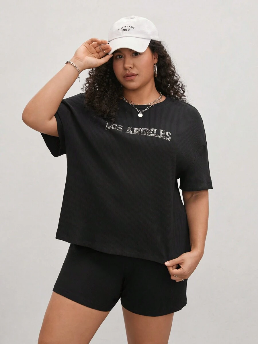 SHEIN EZwear مجموعة نسائية بمقاس زائد تتكون من تي شيرت بأكمام قصيرة وشورت واسع فضفاض للصيف، مزينة بطبعة الحروف وبالأحجار اللامعة