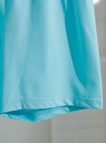 SHEIN 4 sztuki/zestaw T-shirt dla młodych chłopców na co dzień 3D ze wzorem uśmiechniętej twarzy, szorty w jednolitym kolorze, torba ze wzorem uśmiechniętej twarzy i wszechstronna czapka, idealna na co dzień, do szkoły i na zajęcia na świeżym powietrzu, wiosną i latem