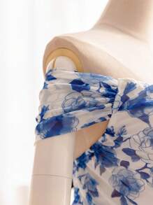 Soleia 加大尺碼女裝藍白色印花露肩上衣，帶有褶邊設計的下擺 - 藍白色 - 查看 6