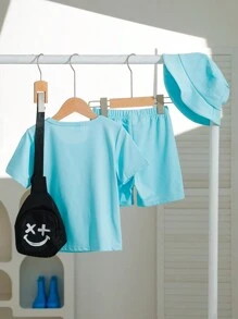 SHEIN 4 sztuki/zestaw T-shirt dla młodych chłopców na co dzień 3D ze wzorem uśmiechniętej twarzy, szorty w jednolitym kolorze, torba ze wzorem uśmiechniętej twarzy i wszechstronna czapka, idealna na co dzień, do szkoły i na zajęcia na świeżym powietrzu, wiosną i latem