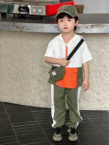 SHEIN Juego De Camiseta De Manga Corta Y Pantalón Color Bloqueado De Estilo Callejero Para Niños Con Bolsa, Corte Regular, Primavera/verano